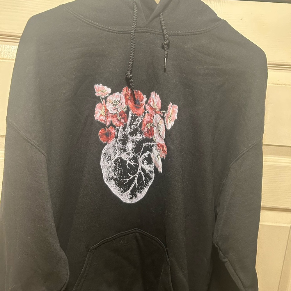 Gilden Black hoodie size L. Anatomical heart with flowers